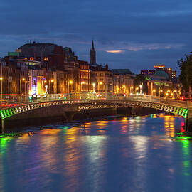 Ha'penny bridge, Dublin, Ireland by Adrian Hendroff