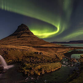 Kirkjufell Northern Lights, Iceland by Adrian Hendroff