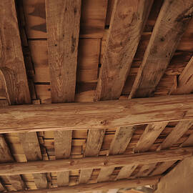 log cabin and log barn roof construction by Flees Photos