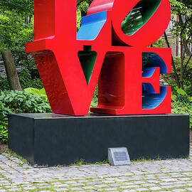 Love Sculpture U-Penn by Susan Candelario