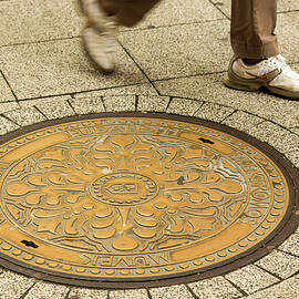 Manhole cover in Budapest by Steven Heap