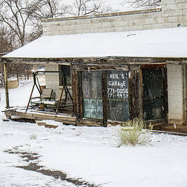 Neil's Garage by Mary Lee Dereske