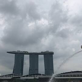 Singapore Skyline, Merlion and Marina Bay Sands by Travel Essayist