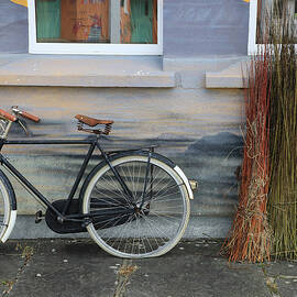 Spiddel Bicycle at Basket Shop - L Arns by Decoris Art