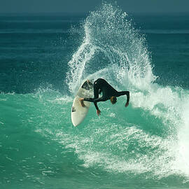 Surfer making big spray by Waterdancer