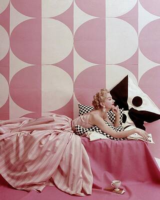 Retro Glamour in Pink Room Wall Art