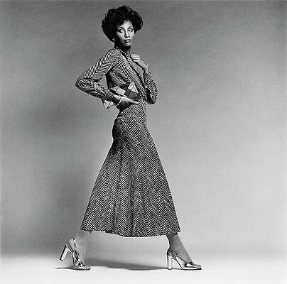 Chic Retro Fashion Pose Wall Art