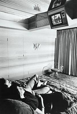 Watching Photograph - Daivd And Kathleen Bendett Watching Television by Henry Clarke