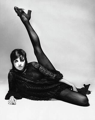 Groovy Pose with Raised Leg Wall Art