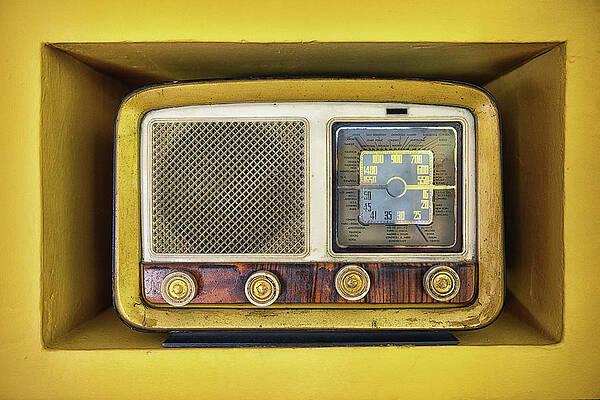 Wall Art featuring the photograph Ols School Radio by Chema Mancebo