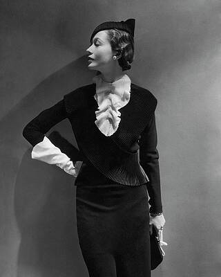 Elegant Woman in Vintage Fashion Wall Art