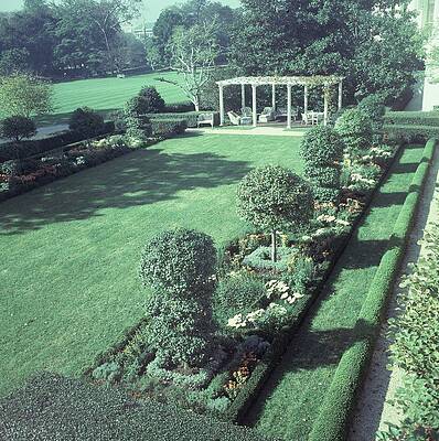 Furniture Photograph - The Jacqueline Kennedy Garden At The White House by Horst P. Horst