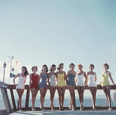 Vintage Bathing Suit Fashion Models Wall Art