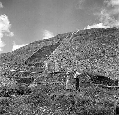 Tourists at Pyramid of the Sun Wall Art