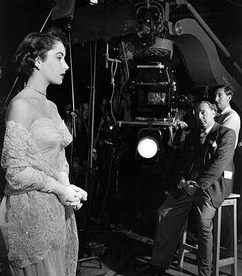 Elizabeth Taylor on a Film Set Wall Art