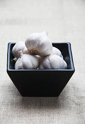 A Bowl Of Garlic Bulbs Print