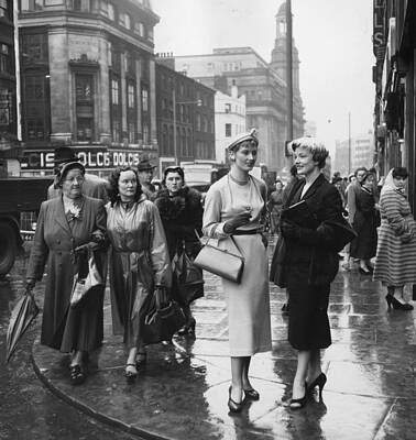 1950s Shopping Day in the City Wall Art