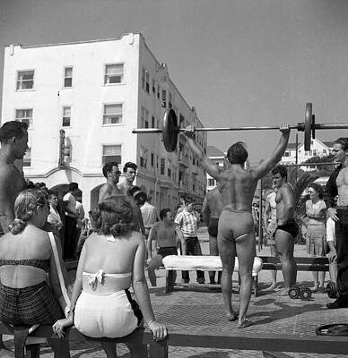 Beach Weightlifting Gathering Wall Art