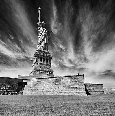 U S Wall Art featuring the digital art Statue Of Liberty, Nyc by Riccardo Spila
