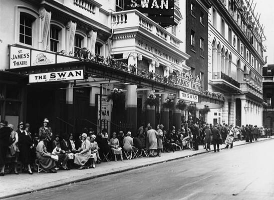 Queue Outside St. James Theatre Wall Art