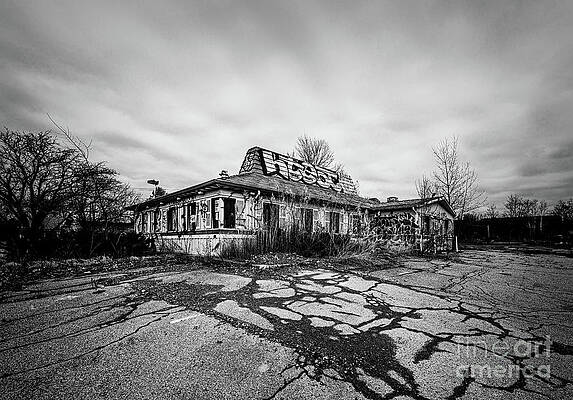 Wall Art featuring the photograph Abandoned Pizza Hut In Burlington, Vermont by Eric Killorin