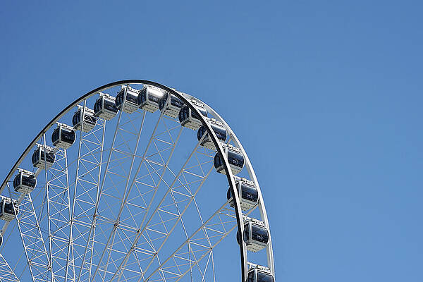 Wall Art featuring the photograph Australia - Brisbane Big Wheel by Richard Reeve