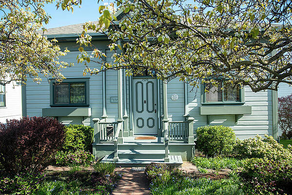 Washington Photograph - Fuge Cottage At 1529 Washington by Tom Cochran