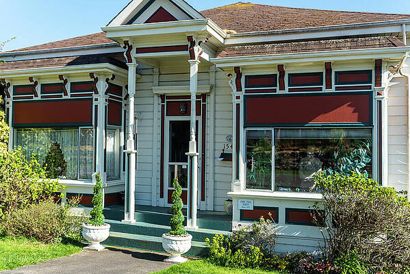 Washington Photograph - Fuge Cottage At 1541 Washington by Tom Cochran