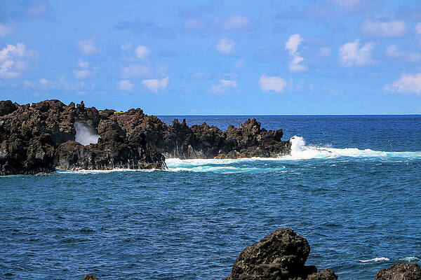 Hawaii Wall Art featuring the photograph Pa'iloa Bay Blowhole by Dawn Richards