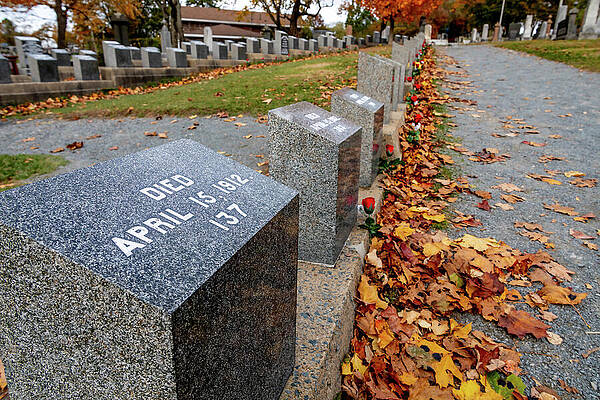 Gravestones Marking April 15, 1912 Wall Art