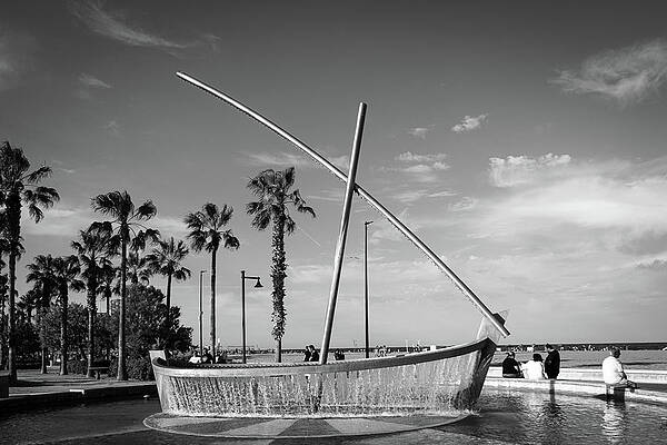 Vibrant Photograph - Valencia Las Arenas Beach Fountain by Francisco Ruiz Navas