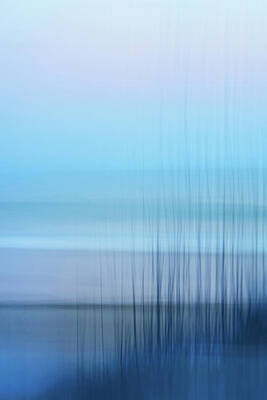 Blurred Ocean Horizon Scene Photograph