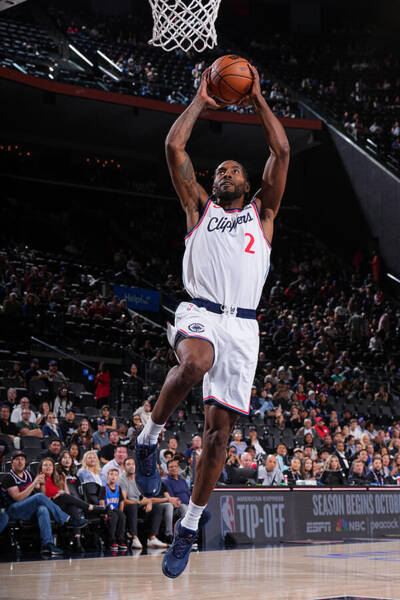 NBA: Kawhi Leonard pours in 45 as streaking Clippers dump Jazz | GMA