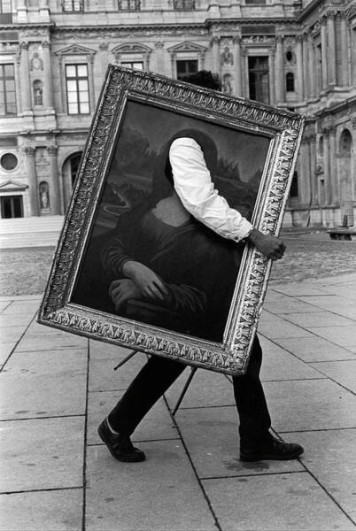 Carrying the Mona Lisa Wall Art