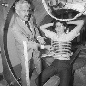 Doctors With Early Mri Machine by Bettmann