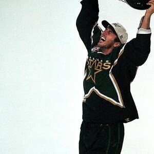 Mike Modano 9 by Ezra Shaw