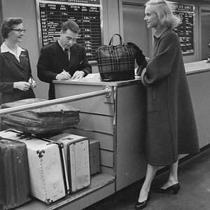 Pulitzer Checks In by Slim Aarons