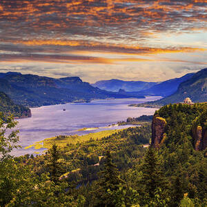Sunset over Crown Point, Vista House and the Columbia River Gorge, Oregon by Miroslav Liska